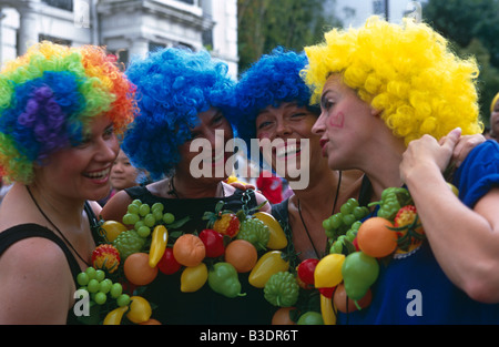 Les participants à un carnaval coloré à Londres. Banque D'Images