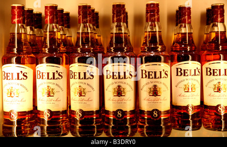 Bouteilles de Bell's Scotch whisky sur l'étagère de magasin Banque D'Images