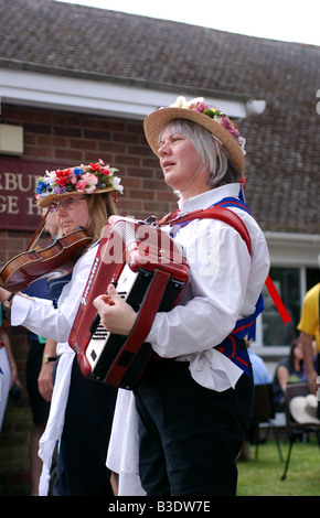 Morris dance musiciens lors du Festival de la bière Harbury, Warwickshire, England, UK Banque D'Images