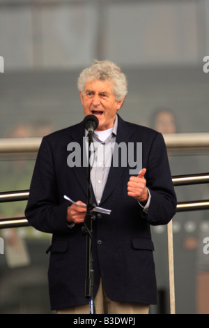 Premier ministre gallois Rhodri Morgan donnant un discours à l'Senedd à Cardiff Bay accueil accueillant les athlètes des Jeux Olympiques gallois Banque D'Images