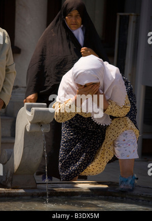 Boire de l'eau Saint Mevlana Konya Turquie Banque D'Images