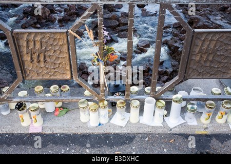 Bougies Memorial à une victime d'accident Banque D'Images