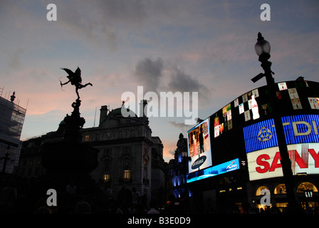 Avis de Piccadilly Circus au coucher du soleil London England Banque D'Images