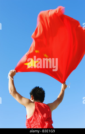 Le drapeau de la Chine tenue athlète Banque D'Images