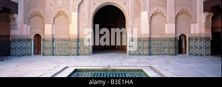 À la recherche de l'autre côté de la cour de l'école coranique Medersa Ben Youssef à Marrakech, Maroc Banque D'Images