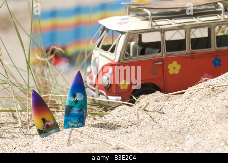 Campervan VW jouet et des planches de la plage de Fistral Newquay Cornwall Banque D'Images