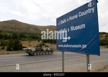 Les militaires russes au sommet d'un APC passent par un panneau indiquant le musée de Staline sur leur chemin vers Gori pendant la guerre russo-géorgienne d'août 2008 Banque D'Images