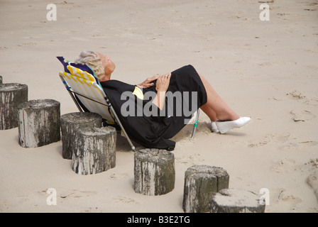 Femme mature de détente sur la plage Banque D'Images