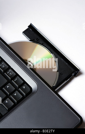 Disque compact dans le lecteur d'ordinateur portable close up Banque D'Images