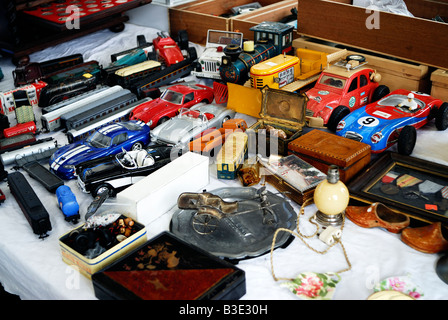 Paris, France, marché aux puces Shopping enfants Collection Vintage Toys sur Afficher dans 'Public' du marché, marché des voitures en métal vintage Banque D'Images