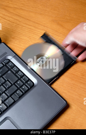 Personne terminant dur on laptop computer Banque D'Images