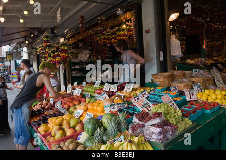 Stand de fruits et légumes du marché de Pike Place l'État de Washington Seattle, WA USA Banque D'Images