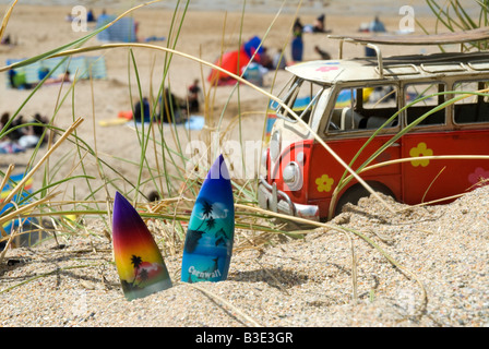 Campervan VW jouet et des planches de la plage de Fistral Newquay Cornwall Banque D'Images