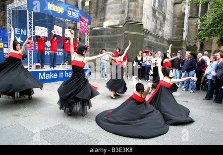 Danseurs dans Fringe Festival preview show à Edinburgh's Royal Mile Banque D'Images