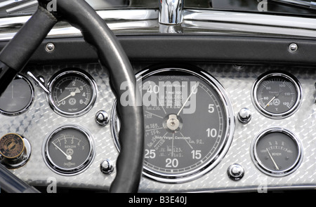 Tableau de bord fini usiné poli de 1930 Mercedes Benz 250 SS 38 Tourer avec jeu complet de cadrans Banque D'Images