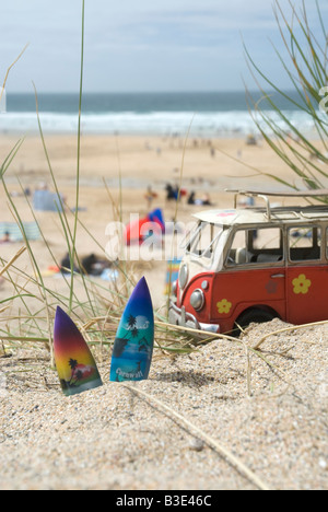 Campervan VW jouet et des planches de la plage de Fistral Newquay Cornwall Banque D'Images