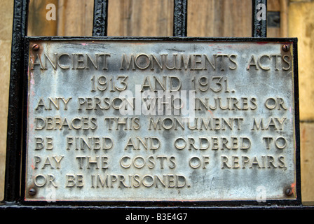 Inscrivez-britannique sur les garde-corps détaillant les monuments anciens Actes de 1913 et 1931, à Kingston upon Thames, Surrey, Angleterre Banque D'Images