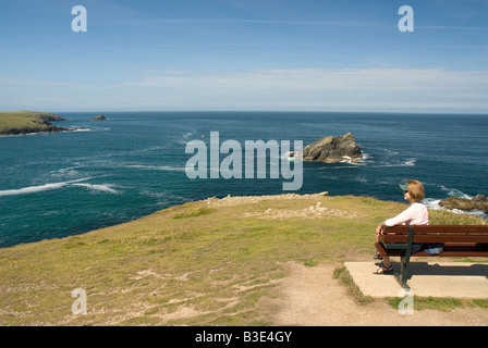 Pentire headland sur femme Point à l'Est vers l'île au large d'oie près de Newquay Cornwall Banque D'Images