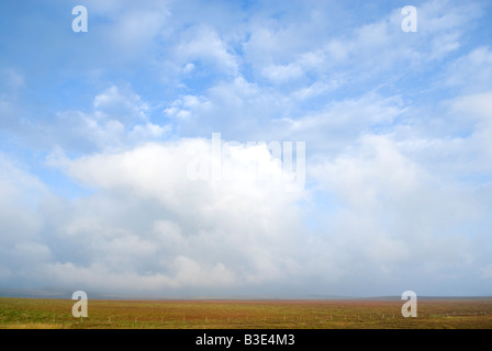 Grande étendue de ciel bleu sur la lande dans le Derbyshire 'Grande-bretagne' Banque D'Images