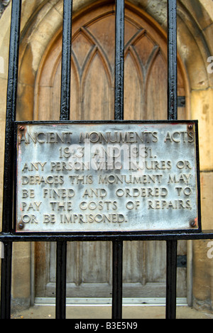 Inscrivez-britannique sur les garde-corps détaillant les monuments anciens Actes de 1913 et 1931, à Kingston upon Thames, Surrey, Angleterre Banque D'Images