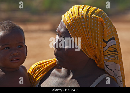 La mère et l'enfant de près de tribu Sakalava Belo sur Tsiribihina Madagascar Mutter mit genre vom Stamm der Sakalava Banque D'Images