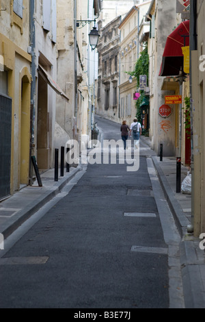 Une scène de rue à Arles France Banque D'Images