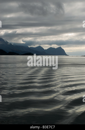 Faites des vagues en bateau à moteur avec des montagnes sur l'île de Senja sur la toile le nord de la Norvège Banque D'Images