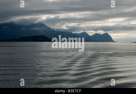 Faites des vagues en bateau à moteur avec des montagnes sur l'île de Senja sur la toile le nord de la Norvège Banque D'Images