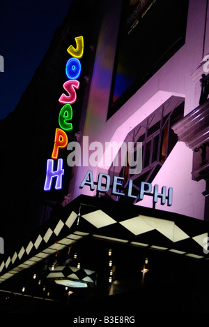 Adelphi Theatre la nuit le Strand London England Banque D'Images