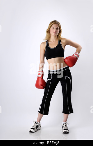 Young woman in boxing gloves Banque D'Images