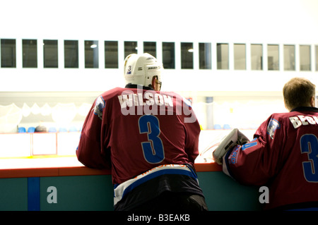 Les joueurs de hockey sur glace d'attendre sur le banc. Banque D'Images