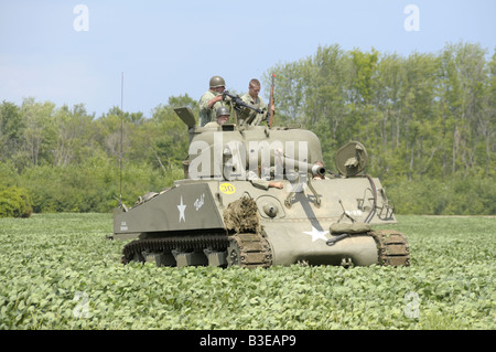 Les soldats américains à bord d'un char américain au cours d'une reconstitution de la SECONDE GUERRE MONDIALE à Bellville, Michigan Banque D'Images