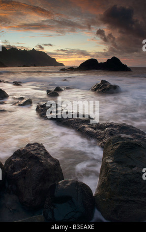 Coucher de soleil plage Benijo dans la région d'Anaga de Tenerife dans les îles Canaries. Banque D'Images