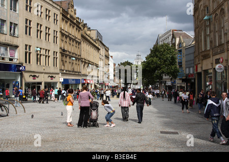 Shoppers on Fargate, Sheffield, South Yorkshire, Angleterre, Royaume-Uni Banque D'Images