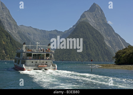 Mitre Peak fournit la toile de fond de l'un des croiseurs populaires que l'exploitation d'excusions hors dans Milford Sound, Nouvelle Zélande Banque D'Images