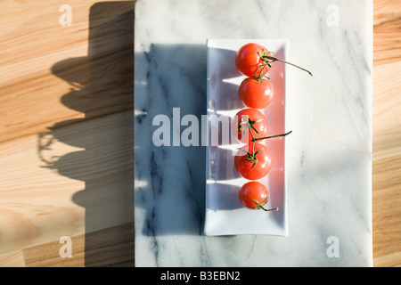 Les tomates sur un plat Banque D'Images