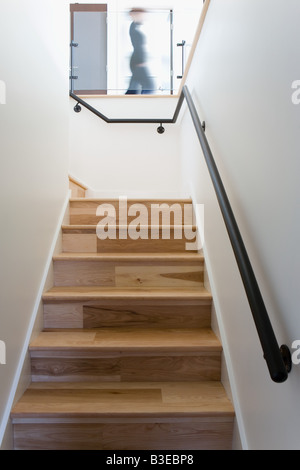 Personne qui marche dans la chambre Banque D'Images