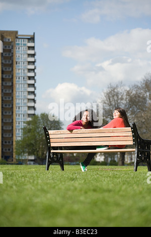 Les jeunes filles sur un banc Banque D'Images