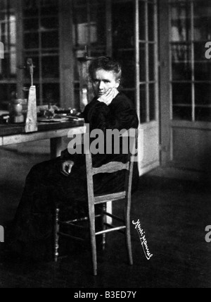 Curie, Marie, (eig. Marya Sklodowska), 7.11.1867 - 4.7.1934, chimiste polonais, pleine longueur, dans son laboratoire, Paris, vers 1900, Banque D'Images
