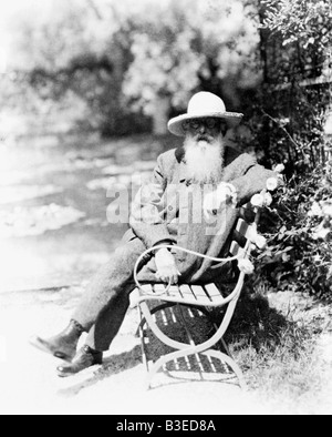 Monet, Claude, 14.2.1840 - 6.12.1926, artiste français, à Giverny, assis sur banc, dans son jardin, 1926, XXe siècle, parc, meubles de jardin, chapeau, vêtements, , Banque D'Images