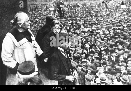 Zetkin, Clara, 5.7.1857 - 20.6.1933, politicien allemand (KPD), demi-longueur, avec Wilhelm Pieck, pendant le discours, novembre 1918, Banque D'Images