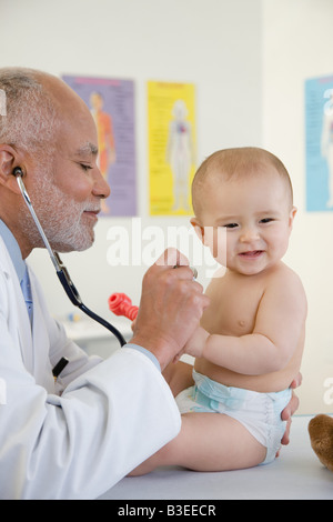 Médecin examinant un bébé Banque D'Images