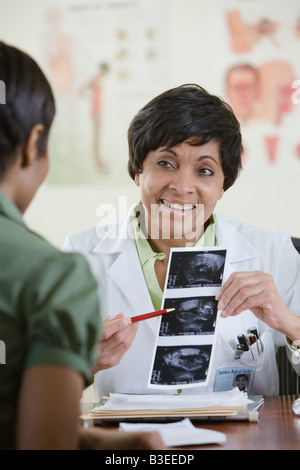 Un médecin avec un patient tenant un scan Banque D'Images