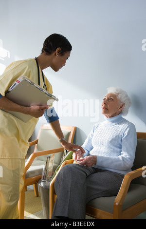 Une infirmière d'un patient consolant Banque D'Images