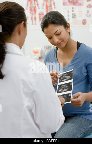 Un médecin autre qu'un patient un scan Banque D'Images