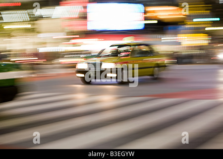 Taxi sur la route Banque D'Images