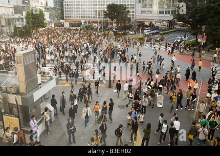 Sur les gens de passage de piétons à Tokyo Banque D'Images