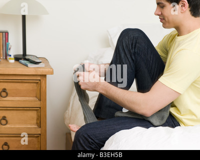 Man putting on chaussettes Banque D'Images