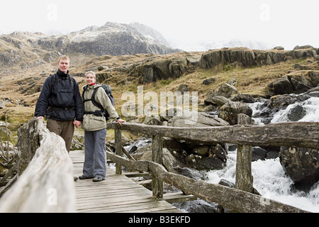 Un couple sur un pont Banque D'Images