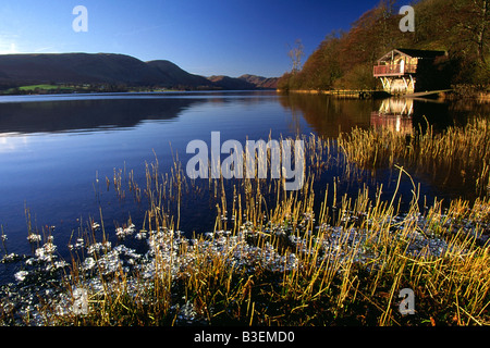 Hiver Gel Lac Ullswater Lake District National Park Boathouse Cumbria England UK Banque D'Images